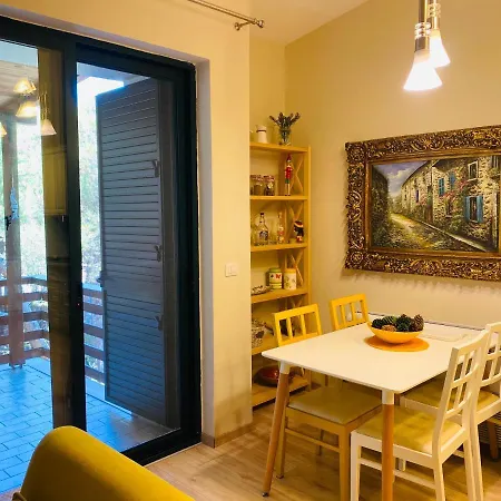 Modern In Laguna Blu, Qerret גולם
