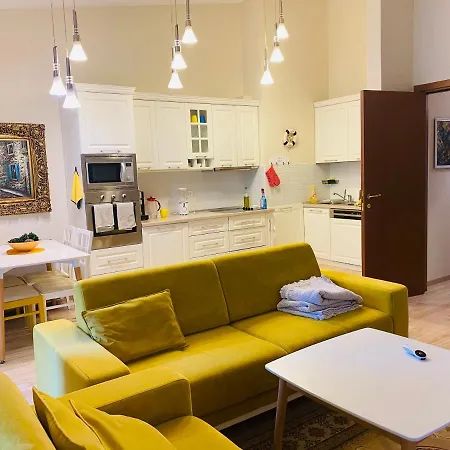 Modern In Laguna Blu, Qerret גולם