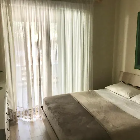 Modern In Laguna Blu, Qerret גולם